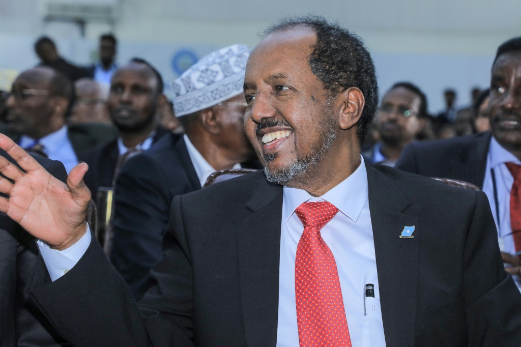 الرئيس الصومالي الجديد حسن شيخ محمود بعد قسم اليمين في العاصمة مقديشو في 15 أيار/مايو 2022 (ا ف ب)
