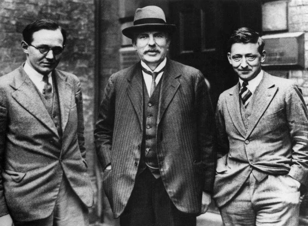صورة غير مؤرخة تظهر رائد الفيزياء النووية إرنست راذرفورد (وسط) الحائز نوبل عام 1908 (ا ف ب)