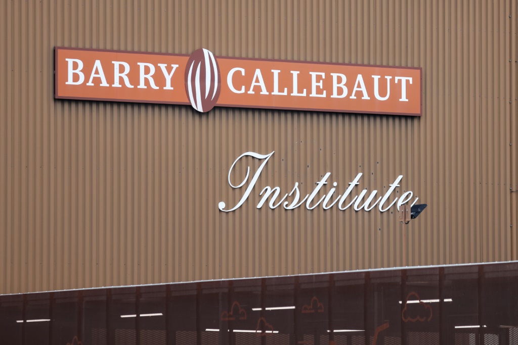    شعار "باري كالبو" يظهر على مصنع الشركة الرئيسي في ويز قرب بروكسل في بلجيكا في 30 حزيران/يونيو 2022 (ا ف ب)