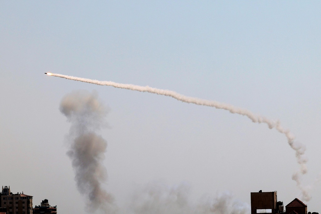 صاروخ فلسطيني أطلق من غزة باتجاه إسرائيل، في 7 آب/أغسطس 2022 (أ ف ب)