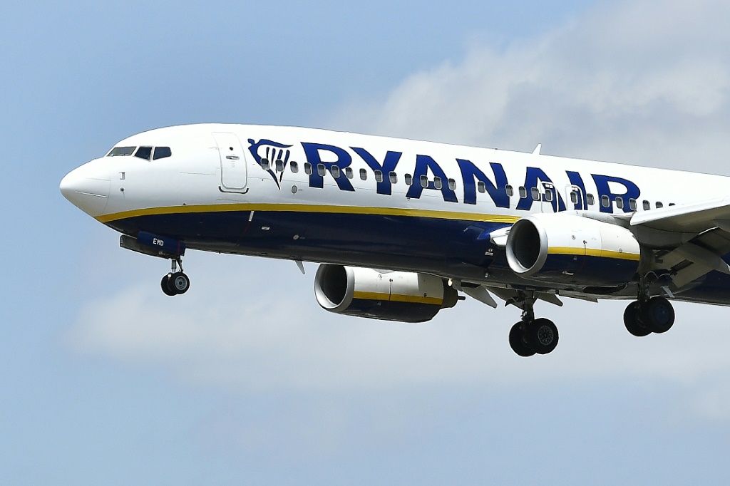 صورة التُقطت في الأول من تموز/يوليو 2022 تُظهر طائرة تابعة لشركة "ريان" الايرلندية من طراز Boeing 737-8AS وهي تحطّ في مطار إيل بران في برشلونة (ا ف ب)
