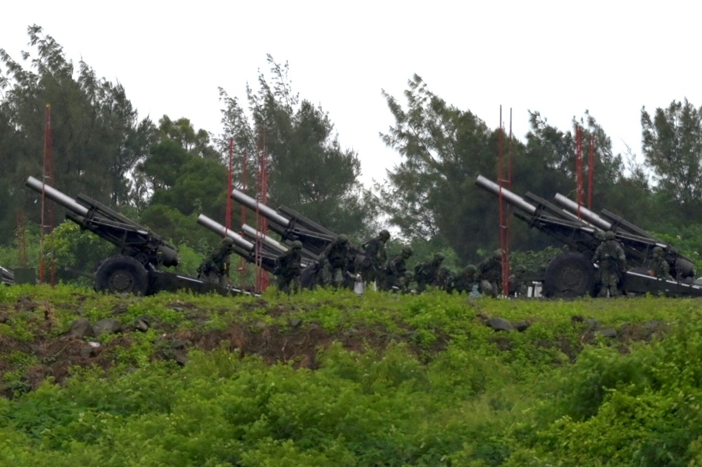 جنود تايوانيون يطلقون مدافع بذخائر حية خلال مناورة لمواجهة انزال في اقليم بينغتونغ في جنوب تايوان في التاسع من آب/اغسطس 2022 (ا ف ب)
