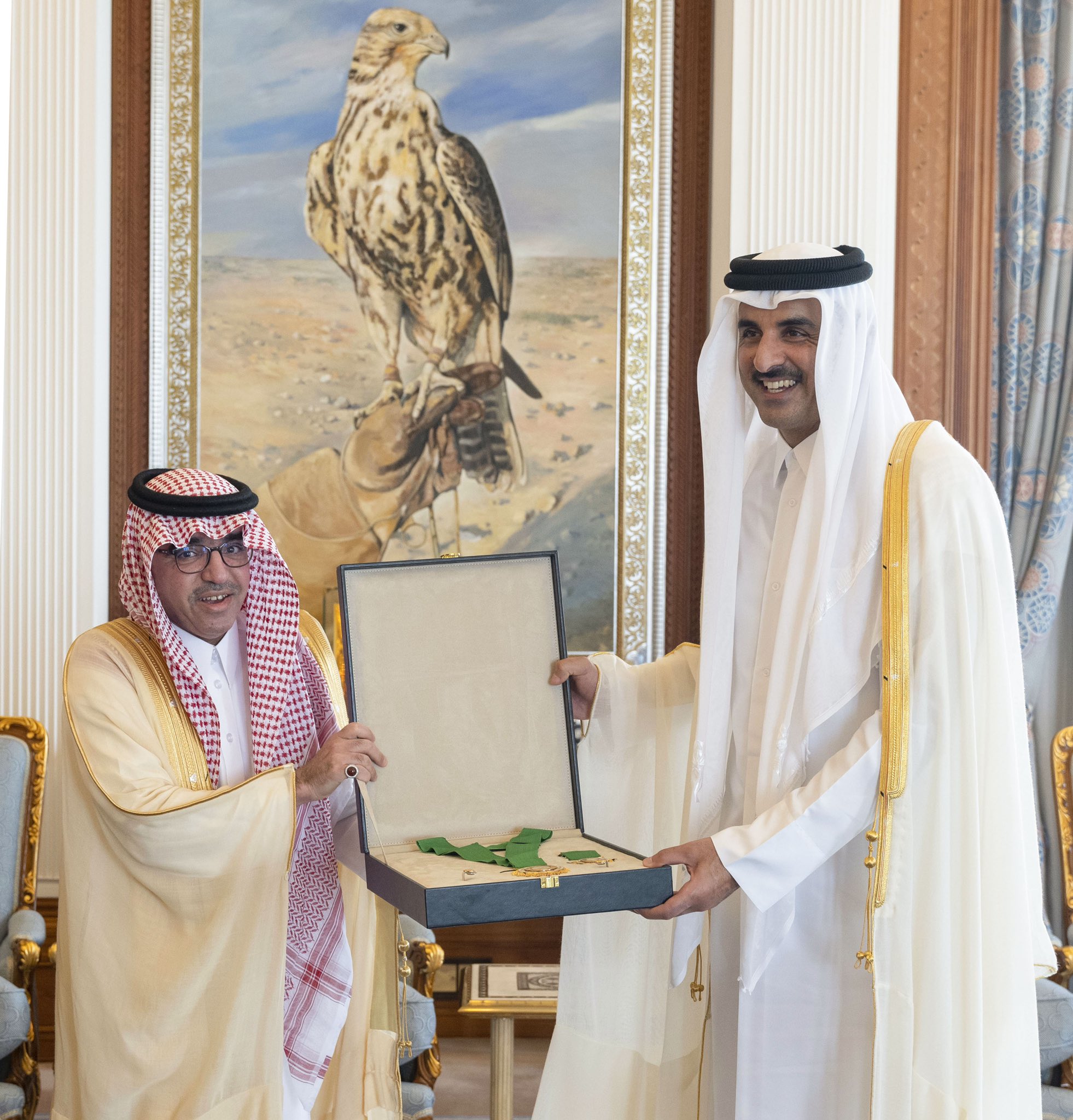 أمير قطر يتسلم قلادة السياحة العربية من الطبقة الممتازة من المنظمة العربية للسياحة تقديرا لجهود سموه في تعزيز  (ا ف ب)
