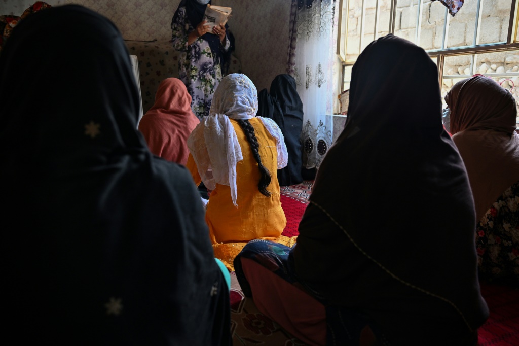 صورة ملتقطة في 24 تموز/يوليو تظهر فتيات يدرسن في مدرسة سرية في مكان لم يكشف عنه في أفغانستان (أ ف ب)