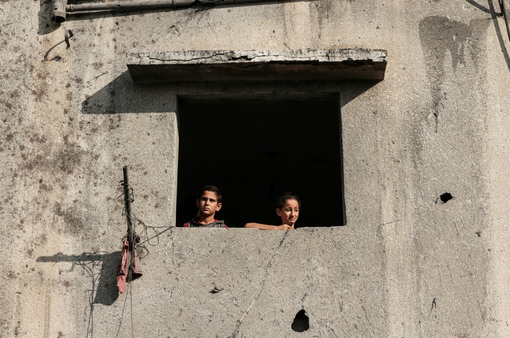  فتاة فلسطينية تبكي وهي تشاهد الدمار الذي لحق بمنزلها في مدينة غزة في 8 آب/أغسطس 2022 (أ ف ب)