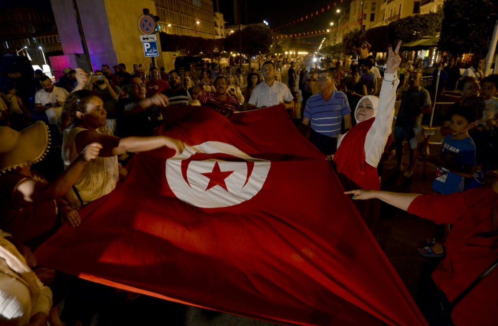 أنصار الرئيس التونسي قيس سعيد يحتفلون بالفوز شبه المؤكد للتصويت ب"نعم" في الاستفتاء على الدستور في 26 تموز/يوليو 2022 (ا ف ب)