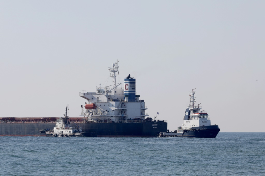 سفينة الشحن غلوري التي ترفع علم جزر مارشال، والمحمّلة ب66 ألف طن من الذرة، تغادر ميناء تشورنومورسك الأوكراني على البحر الأسود، في 7 آب/أغسطس 2022 (أ ف ب)