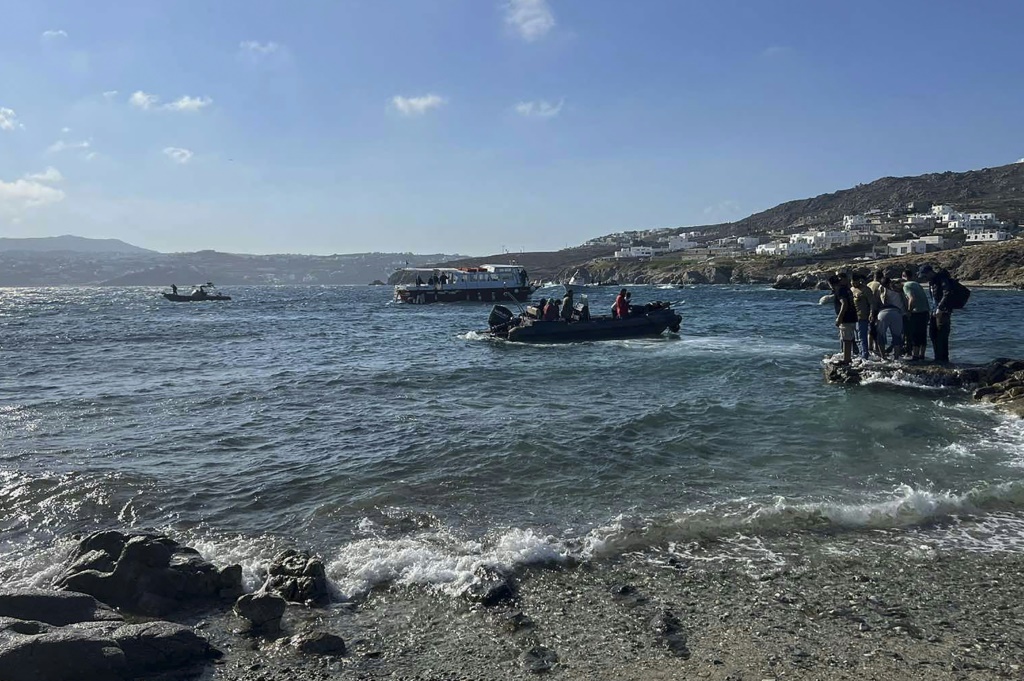  يتم استدعاء خفر السواحل اليوناني بانتظام لمساعدة قوارب المهاجرين التي تواجه صعوبات (ا ف ب)
