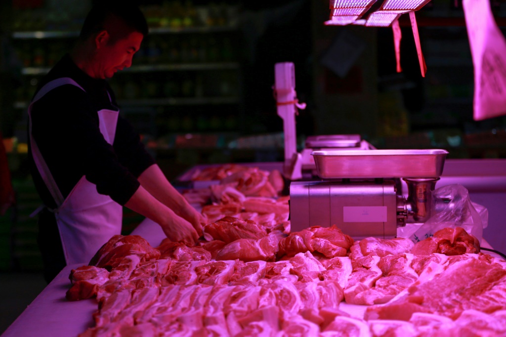     أدى الارتفاع الكبير في أسعار لحوم الخنازير إلى إبقاء التضخم في أسعار المستهلكين في الصين عند أعلى مستوى له في عامين (ا ف ب)