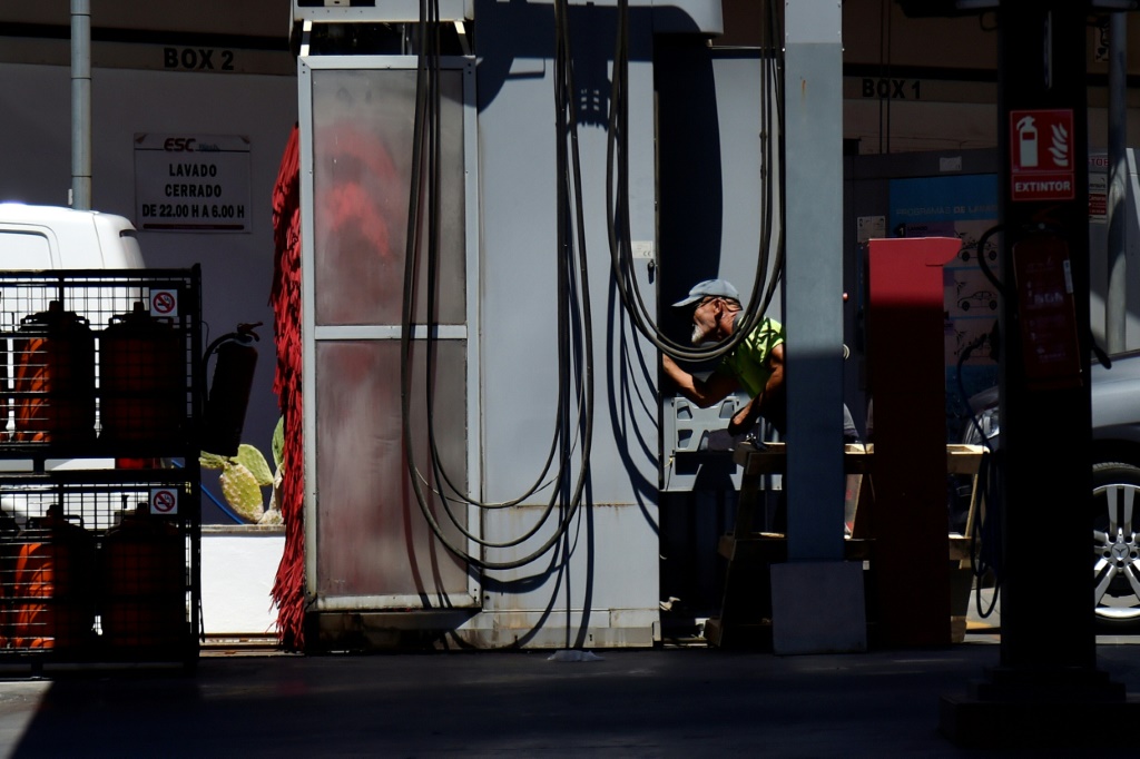صورة لعامل في محطة للوقود في إشبيلية في 19 تموز/يوليو 2022 (ا ف ب)