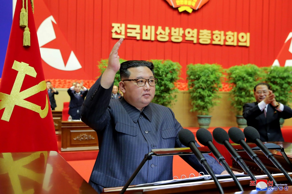 زعيم كوريا الشمالية يعلن أن بلاده حققت "انتصارا مدويا" على كوفيد كوريا الشمالية | فيروس | صحة | وباء سيول, كوريا الجنوبية | AFP | 11-08-2022 - 13:23 UTC+3 | 497 words   إضافة تفاصيل  بقلم كلير لي   اف ب  الزعيم الكوري الشمالي كيم جونغ أون في اجتماع مخصص لكوفيد في 10 آب/أغسطس 2022 في بيونغ يانغ  أعلن الزعيم الكوري الشمالي كيم جونغ أون الأربعاء أن بلاده حققت "انتصارا مدويا" على وباء كوفيد-19 بعدما أصيب به بنفسه، بحسب شقيقته التي اتهمت سيول بأنها منشأ الوباء في بلدها. وذكرت وكالة الأنباء الكورية الشمالية الخميس أن كيم أعلن خلال ترؤسه اجتماعا ضم علماء وعاملين في مجال الصحة عن هذا "الانتصار (...) في الحرب على المرض الوبائي الخبيث".  وقال كيم إن "الانتصار الذي حققه شعبنا هو حدث تاريخي أظهر للعالم مرة أخرى عظمة دولتنا والإصرار الذي لا يقهر لشعبنا والعادات الوطنية الجميلة التي نعتز بها"، حسبما نقلت الوكالة.  وكوريا الشمالية واحدة من أوائل الدول في العالم التي أغلقت حدودها في كانون الثاني/يناير 2020 بعد ظهور الفيروس في الصين المجاورة. وقد أعلنت عن أول حالة إصابة بفيروس كورونا في 12 أيار/مايو وتولى كيم جونغ أون شخصيا الإشراف على مكافحة الوباء.  ومنذ 29 تموز/يوليو، لم تبلغ بيونغ يانغ عن أي إصابات جديدة.  وسجلت في كوريا الشمالية قرابة 4,8 ملايين إصابة "بالحمى" كما تسميها، منذ أواخر نيسان/أبريل و74 وفاة فقط أي معدل وفيات يبلغ 0,002 بالمئة على المستوى الوطني، حسب وكالة الأنباء الرسمية.   وقال كيم وسط تصفيق حار في القاعة، حسب الوكالة، إن إدارة الوباء "معجزة غير مسبوقة في التاريخ العالمي للصحة العامة".  وبثت القناة الرسمية للتلفزيون للمرة الأولى خطابا حادا "للشقيقة الأولى" للزعيم الكوري الشمالي كيم يو جونغ.  وقد كشفت شقيقة الزعيم الكوري الشمالي التي تتمتع بنفوذ كبير، أن شقيقها أصيب بالمرض، حسب مقال نشرته وكالة الأنباء الكورية الشمالية.  وقالت إن الزعيم "عانى من حمى شديدة خلال أيام حرب الحجر الصحي هذه، لكنه لم يستطع الاستلقاء للحظة لأنه كان يفكر في الأشخاص الذين كان مسؤولاً عنهم".  - بالونات - هذه هي المرة الأولى التي تعلن فيها بيونغ يانغ عن إصابة كيم جونغ أون، الذي تحظى صحته بأكبر قدر من الاهتمام من قبل المراقبين، بفيروس كورونا.   واتهمت كيم يو جونغ كوريا الجنوبية بأنها سبب الوباء في بلدها عبر إرسال نشرات دعائية بالبالونات.   وكانت بيونغ يانغ تحدثت في السابق عن "أشياء أجنبية" بالقرب من الحدود مع الجنوب تسببت بتفشي كوفيد في الدولة المعزولة، في تلميحات رفضتها سيول.  وعلى الرغم من حظر مفروض منذ 2021، يواصل ناشطون كوريون جنوبيون إرسال بالونات تحمل منشورات ودولارات، مما يثير احتجاجات من بيونغ يانغ.   ورأت شقيقة كيم جونغ أون ومستشارته في ذلك "جريمة ضد الإنسانية"، وهددت سيول بـ"أعمال انتقامية شديدة".   ونفت وزارة التوحيد في كوريا الجنوبية ذلك معتبرة أنها "مزاعم لا أساس لها" و"تعليقات وقحة وتهديدية" من بيونغ يانغ.   ويرى محللون أن إعلان كوريا الشمالية النصر على كوفيد يدل على استعدادها للالتفات إلى أولويات أخرى "مثل إنعاش الاقتصاد أو إجراء تجربة نووية" على حد قول ليف إريك إيزلي الأستاذ في جامعة إيوا في سيول.   وأضاف أن "الخطاب العدائي لكيم يو جونغ مثير للقلق لأنه لا يحاول فقط إلقاء اللوم على كوريا الجنوبية لاحتمال عودة كوفيد، بل يسعى أيضًا إلى تبرير الاستفزاز العسكري المقبل من قبل كوريا الشمالية".   ويشكك الخبراء، بما في ذلك منظمة الصحة العالمية، في إحصاءات بيونغ يانغ الصحية ومكافحتها لتفشي المرض.   ويقولون إن مستشفيات البلاد مجهزة بشكل سيئ مع عدد قليل من وحدات العناية المركزة وعدم توفر علاج أو لقاح مضاد لفيروس كورونا.   وكوريا الجنوبية المجاورة التي لديها نظام صحي فعال ومعدل تطعيم مرتفع بين سكانها، لديها معدل وفيات يبلغ 0,12 بالمئة حسب الأرقام الرسمية (ا ف ب )