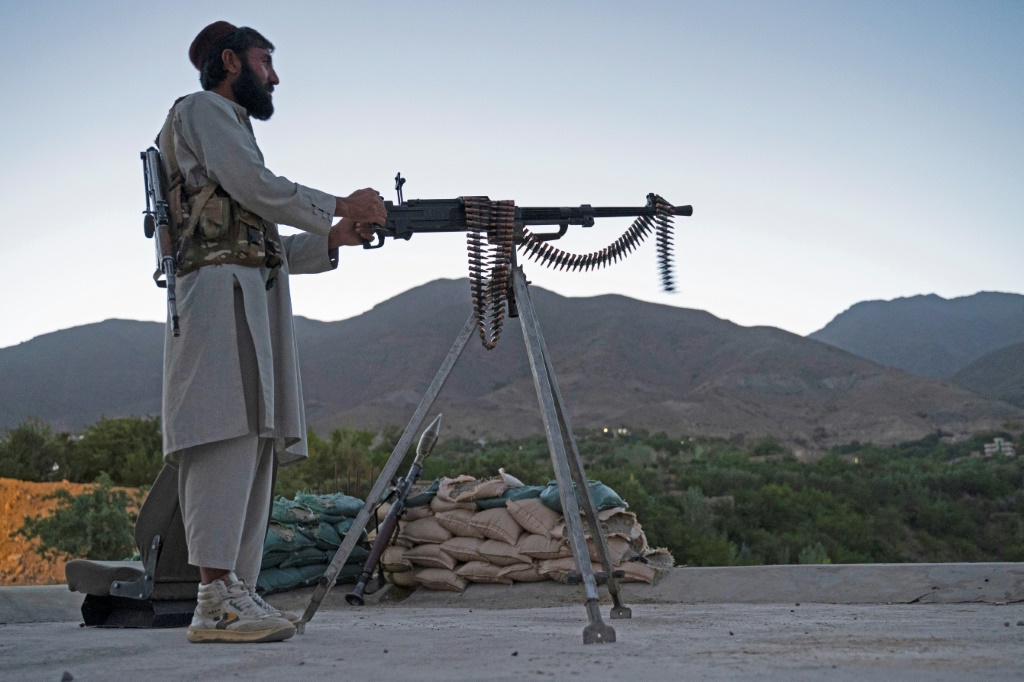 صورة التُقطت في 8 تموز/يوليو 2022 تُظهر مقاتل من طالبان وهو يراقب قرية تواخ في ولاية بناشير في أفغانستان (ا ف ب)