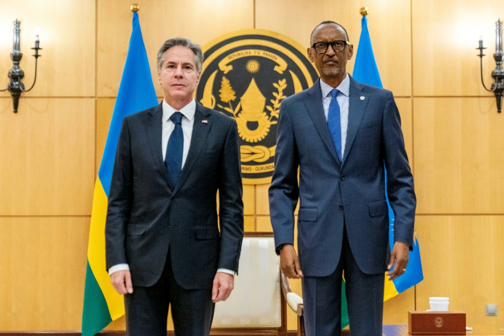 وزير الخارجية الأمريكي أنتوني بلينكن (يسار) يلتقي الرئيس الرواندي بول كاغامي في المحطة الأخيرة من جولة أفريقية (أ ف ب)