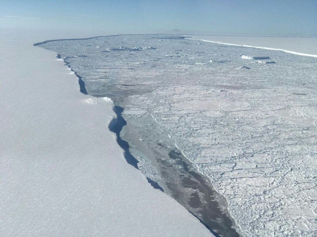 صورة نشرتها وكالة ناسا تظهر جانباً من الغطاء الجليدي في القارة القطبية الجنوبية في 1 تشرين الثاني/نوفمبر 2017 (أ ف ب)