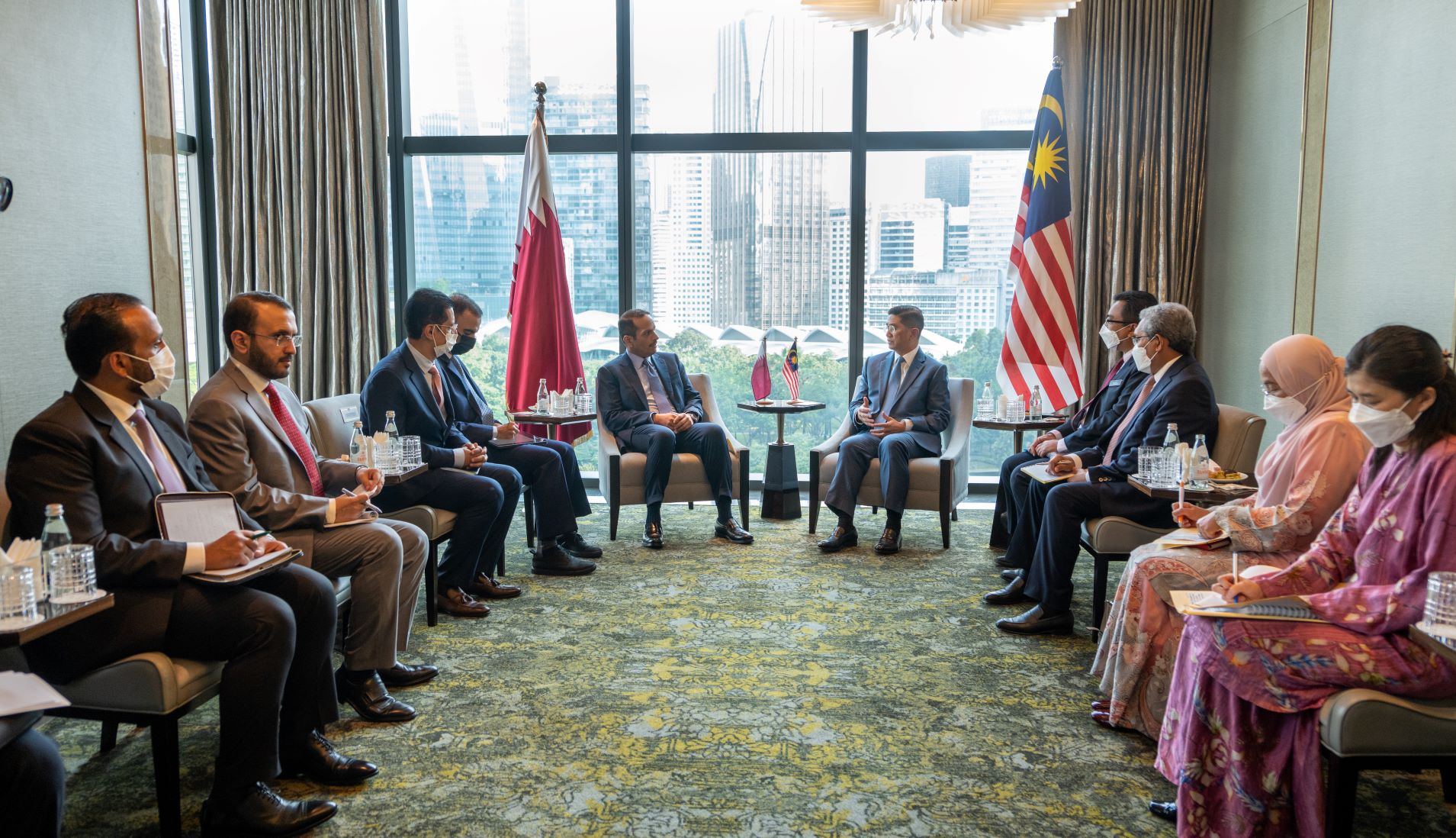 نائب رئيس مجلس الوزراء وزير الخارجية يجتمع مع الوزير الأول وزير التجارة الدولية والصناعة الماليزي (قنا)