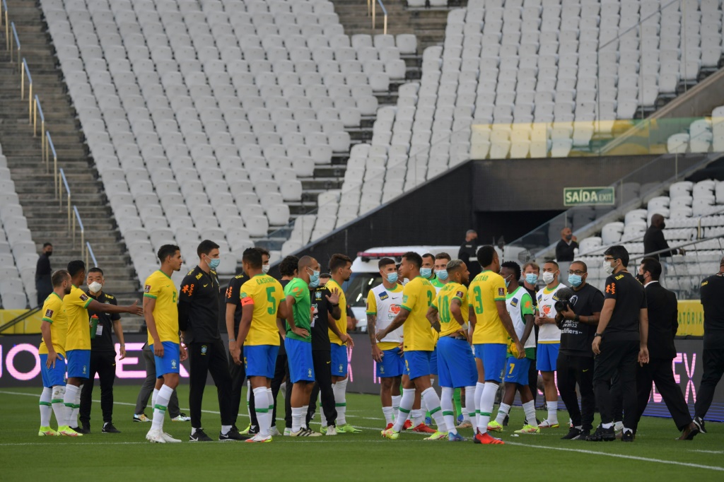 مسؤولون صحيون برازيليون يتحدثون مع اللاعبين بعد توقيف المباراة ضد الارجنتين ضمن تصفيات كأس العالم 2022 في ساو باولو في أيلول/سبتمبر 2021