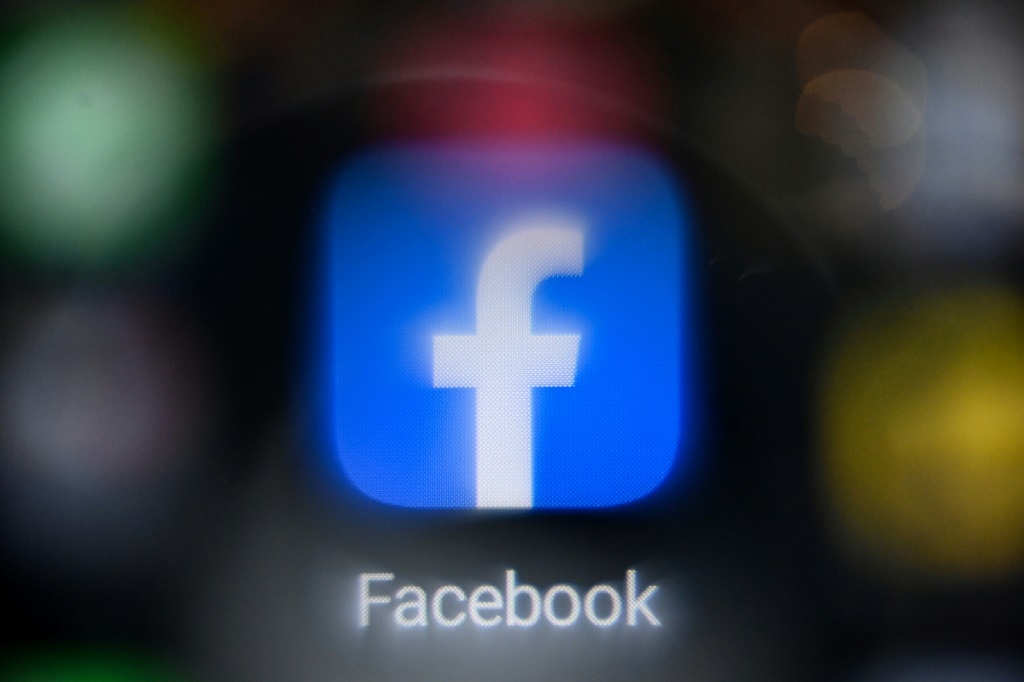 شعار فيسبوك يظهر على شاشة أحد الهواتف المحمولة (ا ف ب)