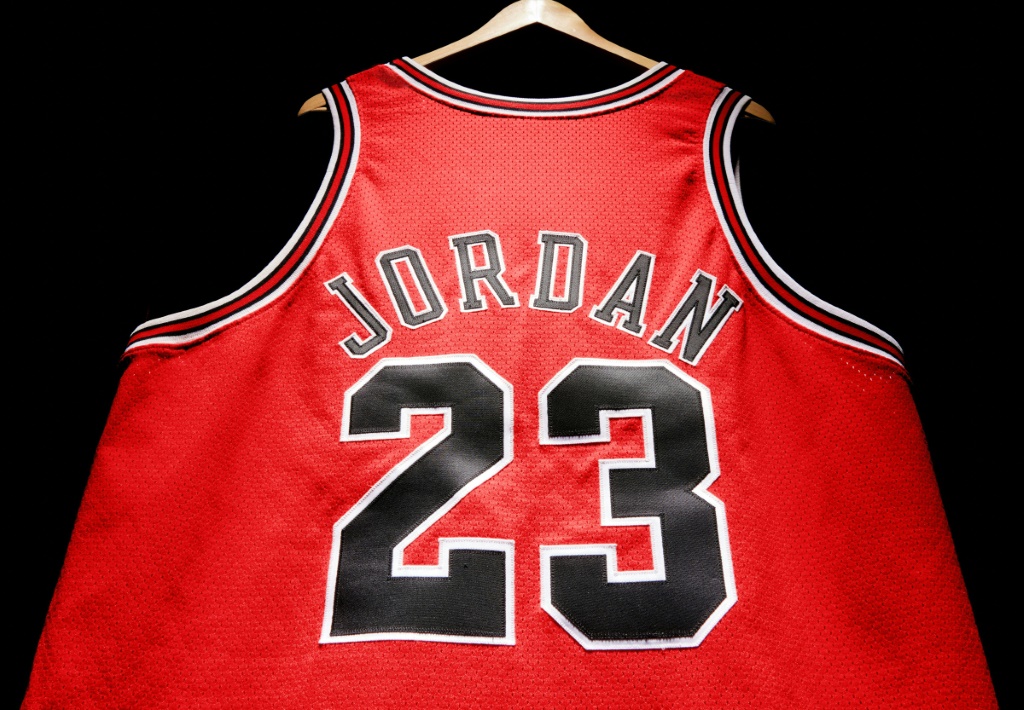 القميص الذي ارتداه أسطورة كرة السلة الاميركية مايكل جوردان خلال المباراة الأولى من نهائيات دوري للمحترفين عام 1998 عندما حقق لقبه السادس والأخير (ا ف ب)