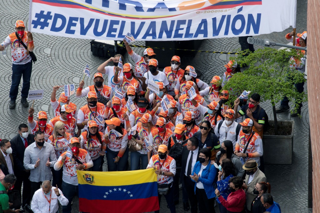 تظاهرة لعاملين في شركة الطيران الفنزويلية كونفياسا أمام سفارة الأرجنتين في كراكاس في 11 آب/أغسطس 2022 (اف ب)