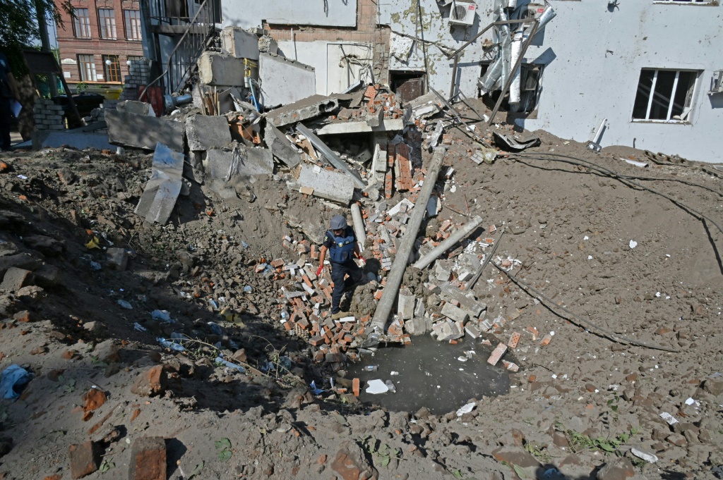 حفرة أحدثها قصف جوي روسي في خاركيف ثاني مدن أوكرانيا (شمال شرق) في 09 آب/اغسطس 2022 (اف ب)