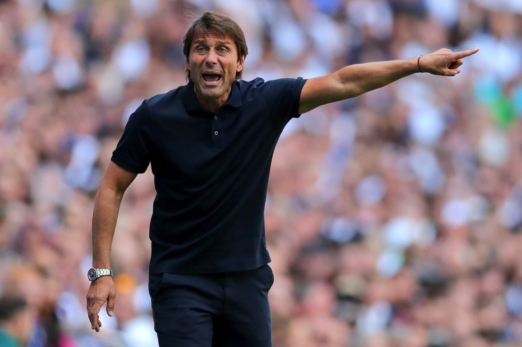 مدرب توتنهام الايطالي انتونيو كونتي موجها تعليماته لفريقه خلال المباراة ضد ساوثمبتون في الدوري الانكليزي الممتاز. 6 اب/اغسطس 2022 (ا ف ب)