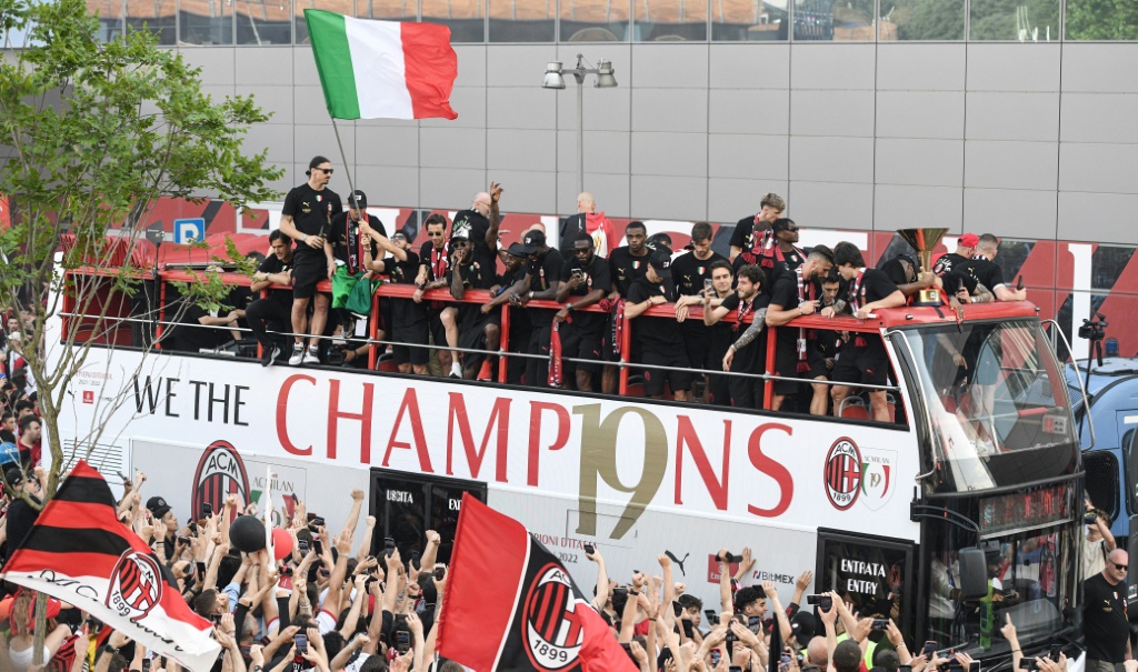 حقق ميلان لقب الدوري الايطالي عام 2022 بعد غياب 11 عامًا (ا ف ب)