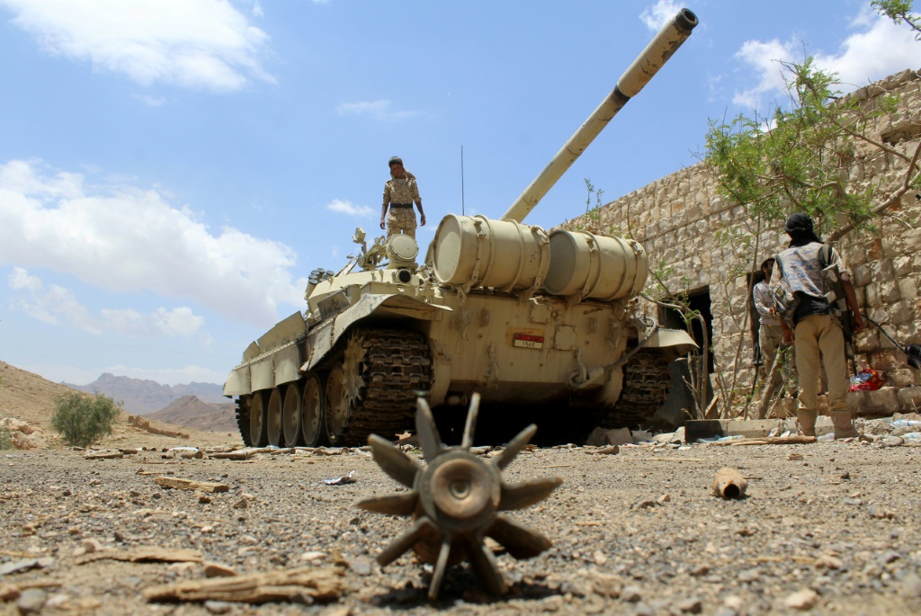 آلية تابعة للقوات الحكومية اليمنية في قاعدة نهم العسكرية شرق صنعاء في السابع من نيسان/أبريل 2016 (أ ف ب) 