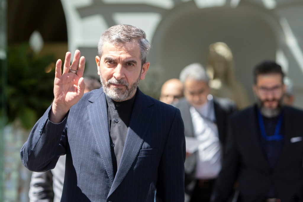 كبير المفاوضين الإيرانيين في مباحثات الاتفاق النووي علي باقري لدى مغادرته فندق 