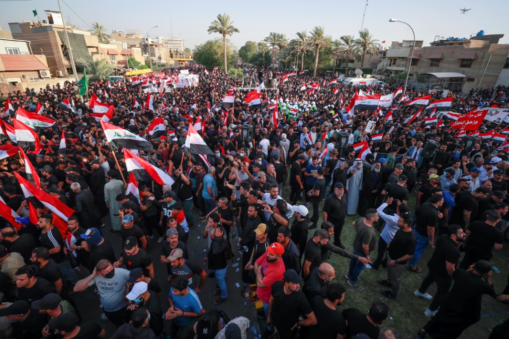 أنصار إطار التنسيق العراقي يحتشدون خارج المنطقة الخضراء شديدة الحراسة في بغداد (أ ف ب)
