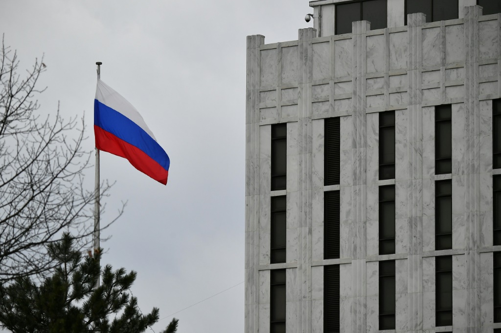 علم روسي يرفرف أمام السفارة الروسية في واشنطن في 23 شباط/فبراير 2022 (ا ف ب)