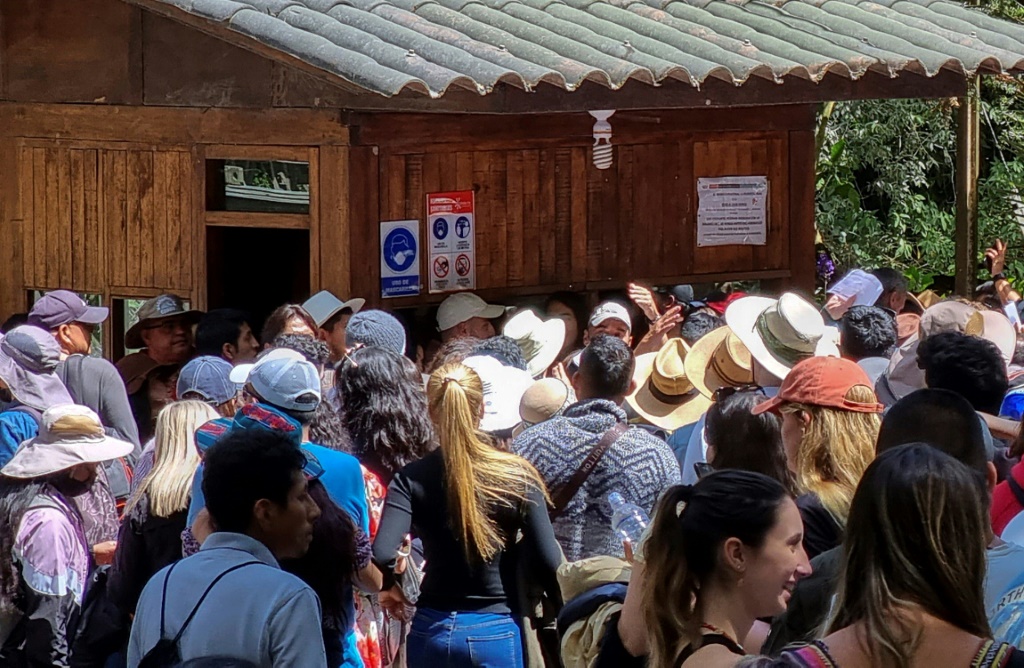 سياح في ماتشو بيتشو في البيرو لم يستحصلوا على تذاكر لدخول القلعة في 12 آب/أغسطس 2022 (ا ف ب)