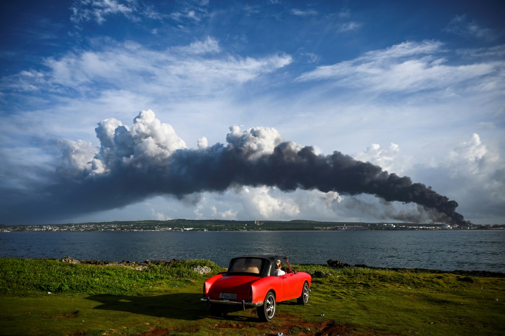 الدخان الكثيف يتصاعد إثر اندلاع حريق في مستودع للنفط في ماتنزاس بكوبا في 7 آب/أغسطس 2022 (ا ف ب)