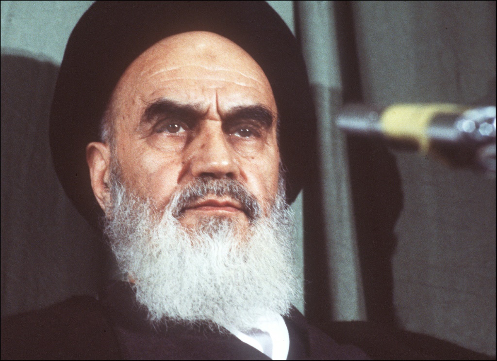 المرشد الأعلى الإيراني آنذاك آية الله روح الله الخميني، في صورة في طهران في 5 فبراير 1979، قبل عقد من إصداره فتوى ضد الكاتب سلمان رشدي (ا ف ب).