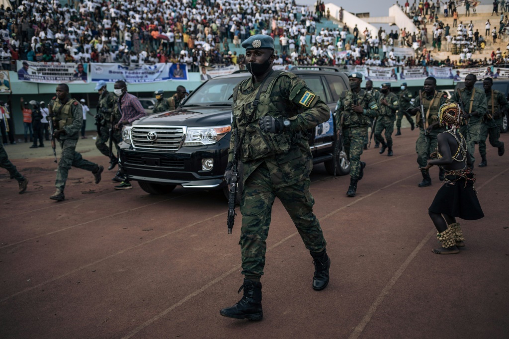 رئيس إفريقيا الوسطى عند وصوله إلى ملعب في إطار حملة الانتخابات الرئاسية في بانغي في 19 كانون الأول/ديسمبر 2020 (أ ف ب)