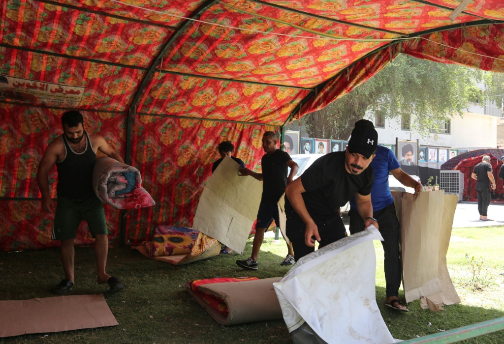 مناصرون للاطار التنسيقي المناهض للتيار الصدري ينصبون خيمة على جسر يؤدي الى المنطقة الخضراء في بغداد في 13 اب/اغسطس 2022 (اف ب)