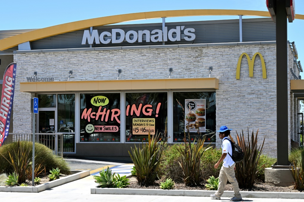    صورة ملتقطة في 8 تموز/يوليو 2022 لواجهة أحد مطاعم "ماكدونالدز" في غاردن غروف (كاليفورنيا) (ا ف ب)