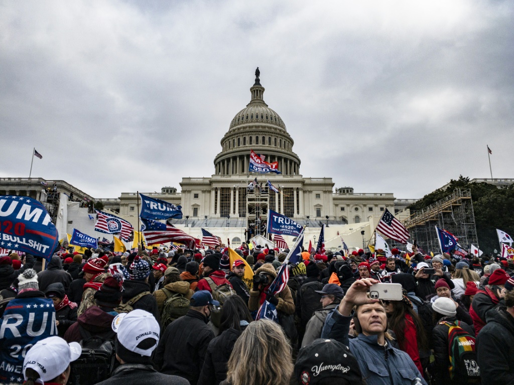 حشود من مؤيدي الرئيس الأميركي السابق أمام مقر الكونغرس في واشنطن لدى تعرضه لهجوم في 6 كانون الثاني/يناير 2021 (ا ف ب)