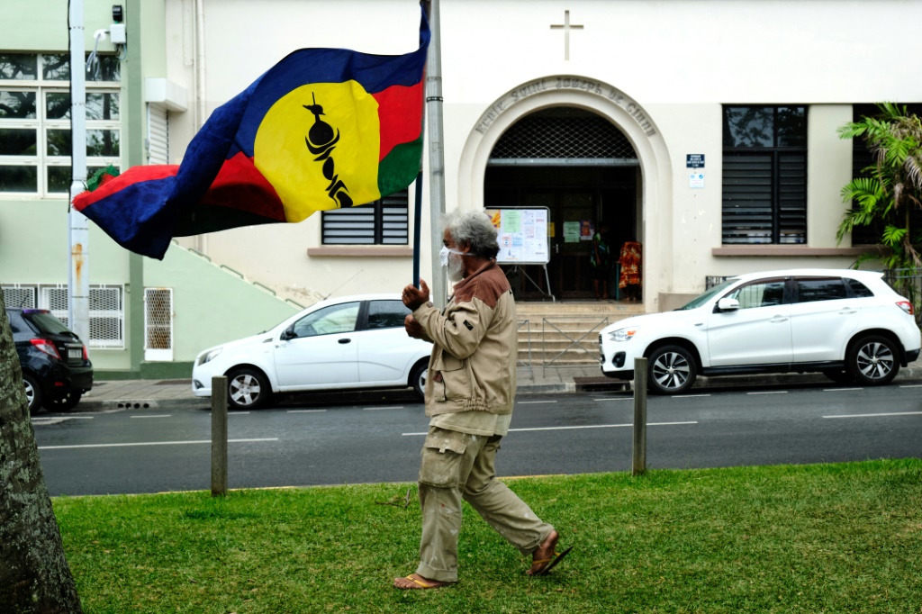 مؤيدون لاستقلال إقليم كاليدونيا الجديدة في المحيط الهادئ يحملون أعلام شعب الكاناك الأصلي خلال تظاهرة بعد استفتاء على تقرير المصير في نوميا في 13 كانون الأول/ديسمبر 2021 (ا ف ب)