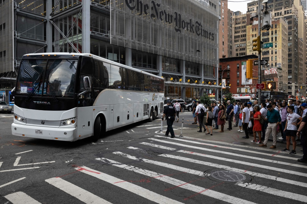 حافلة بالقرب من محطة مانهاتن للحافلات في 10 آب/أغسطس 2022 (ا ف ب)