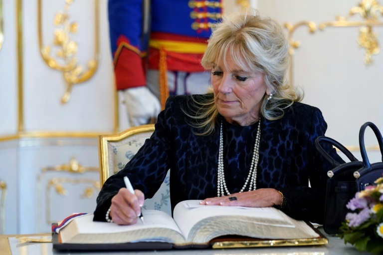 السيدة الأميركية الأولى جيل بايدن توقع الكتاب الذهبي في القصر الرئاسي في براتيسلافا في 9 أيار/مايو 2022(ا ف ب)