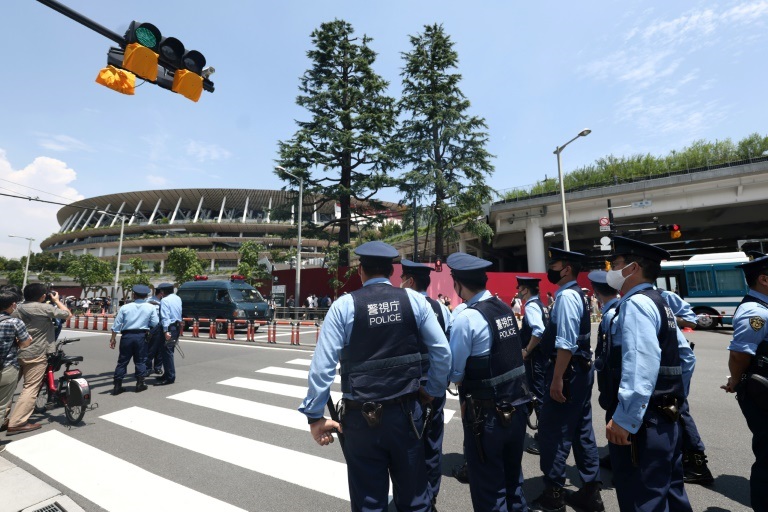 عناصر من الشرطة في العاصمة اليابانية طوكيو في 23 تموز/يوليو 2021 (ا ف ب)