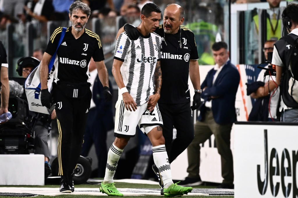 الارجنتيني أنخل دي ماريا بعد تعرضه للاصابة خلال مباراة يوفنتوس ومضيفه ساسوولو في الدوري الايطالي لكرة القدم. ساسوولو في 15 اب/اغسطس 2022 (ا ف ب)