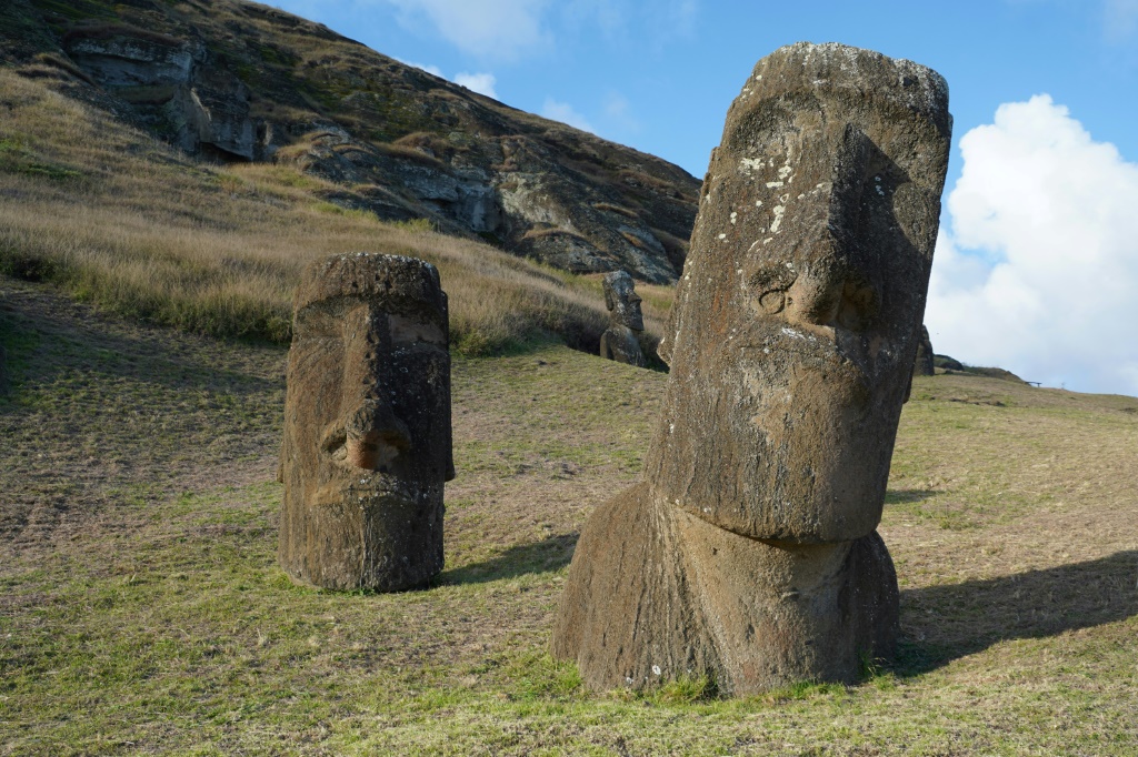 جانب من تماثيل مواي العملاقة في جزيرة الفصح في قلب المحيط الهادئ على بعد 3500 كيلومتر من سواحل تشيلي، في الخامس من آب/أغسطس 2022 (ا ف ب)