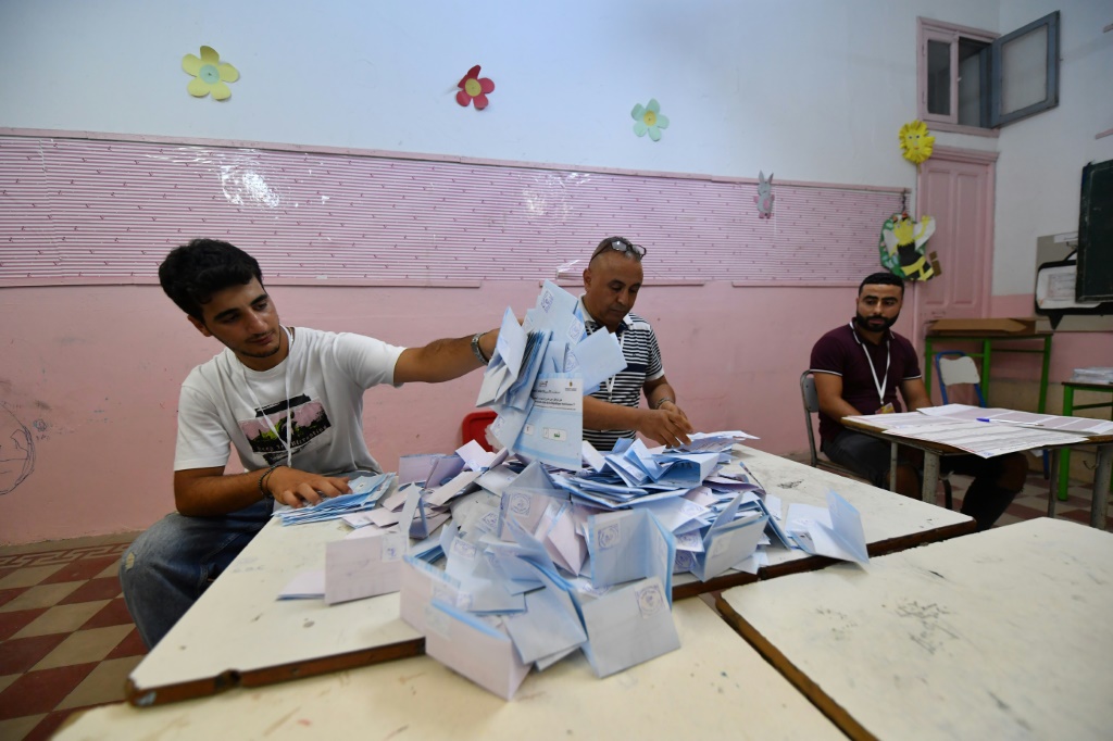 فرز الأصوات في الاستفتاء على الدستور التونسي الجديد في 25 تموز/يوليو 2022 (ا ف ب)