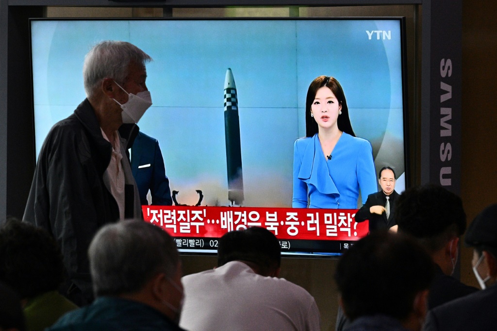 شاشة تعرض نشرة إخبارية تتخللها مشاهد من الأرشيف لتجرية صاروخية كورية شمالية في محطة للقطارات في سيول في 5 حزيران/يونيو 2022 (ا ف ب)