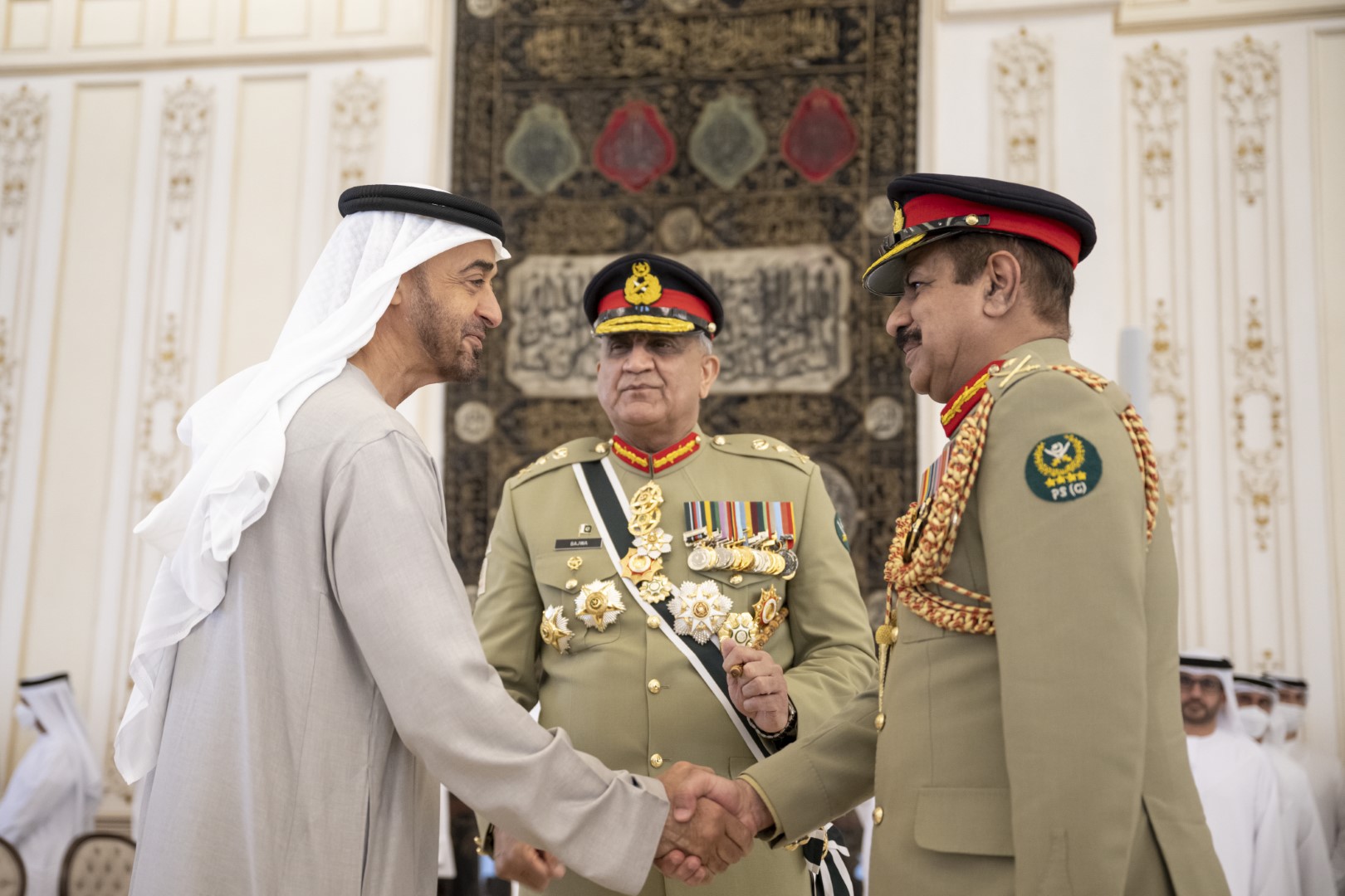 رئيس دولة الإمارات محمد بن زايد آل نهيان في استقبال  جاويد باجوا علاقات التعاون والعمل المشترك  (وام)