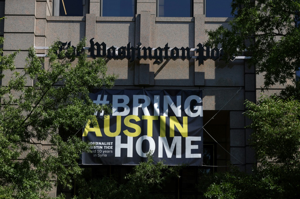 لافتة أمام مقر صحيفة واشنطن بوست في 9 آب/أغسطس 2022 تطالب بالعمل من أجل الإفراج عن الصحافي الأميركي أوستن تايس الذي اختطف في سوريا (أ ف ب)