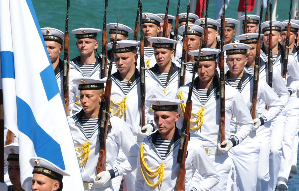    بحارة البحرية الروسية يسيرون خلال الاحتفال بيوم البحرية الروسية في سيفاستوبول في شبه جزيرة القرم في عام 2017 (أ ف ب)
