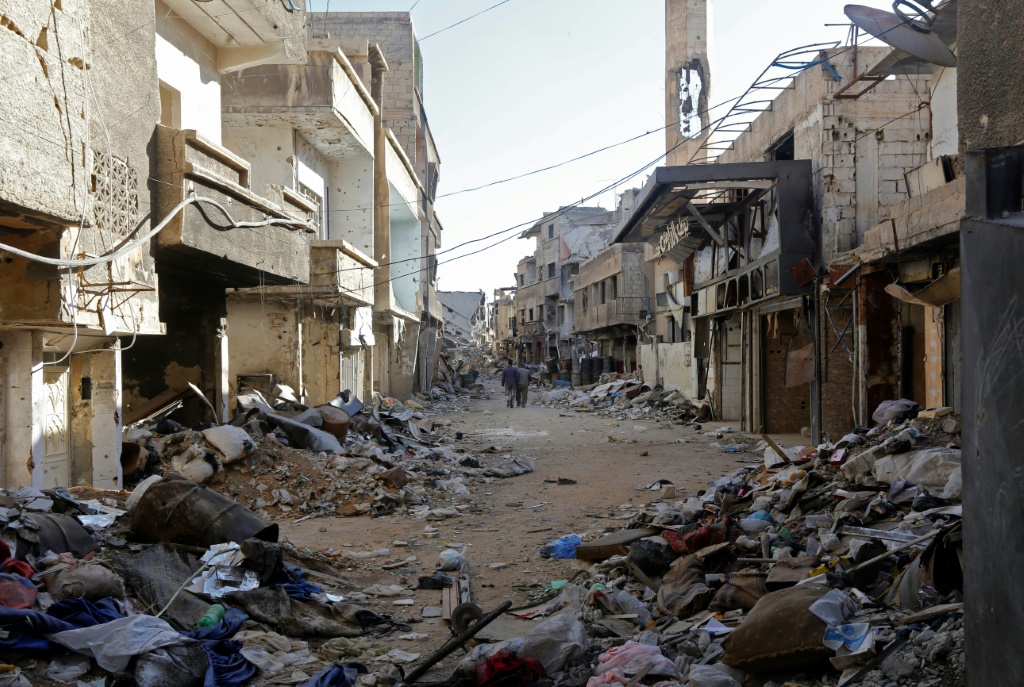 أشخاص يسيرون بين الركام في شارع في حي التضامن في جنوب دمشق في الثالث من تشرين الثاني/نوفمبر 2018 (ا ف ب)