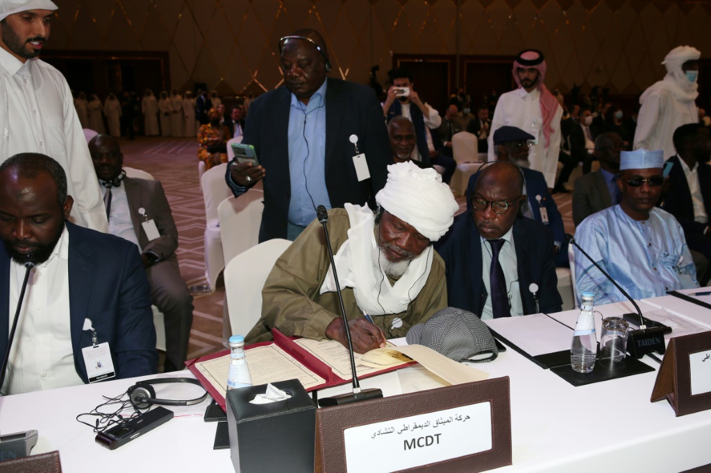 مراسم توقيع اتفاق بين المجلس العسكري الحاكم في تشاد ومجموعات متمردة في 8 آب/أغسطس في الدوحة من أجل بدء حوار وطني في نجامينا (أ ف ب)